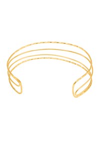 Kultainen metallinen rannerenka, jossa on kolme kieputettua nauhaa, avoin muotoilu, sileä rakenne ja pyöristetyt päät minimalistista ilmettä varten.