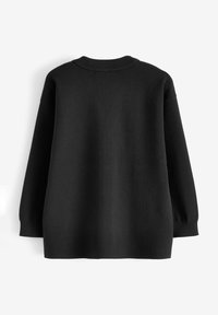 Sort strikket sweater med en afslappet pasform, rund halsudskæring og sænkede skuldre. Har en glat tekstur og ribbede manchetter.