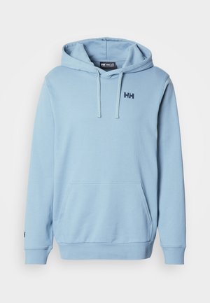 Světlomodrá bavlněná mikina s kapucí, klokankovou kapsou, stahovací šňůrkou a tmavě modrým logem na hrudi. Hladká textura a žebrované lemy rukávů.