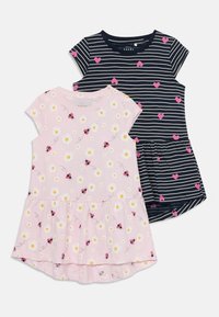 To lette lette bomullsaldresser: en rosa med tusenfryd og marihøner, og en marineblå med rosa hjerter. Korte ermer, lekne design.