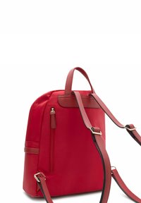 Zaino in nylon rosso con una texture liscia, dotato di maniglia superiore, spallacci regolabili e una tasca frontale con zip e dettagli in hardware dorato.