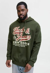 Olivengrøn hættebluse med frontgrafik i rød og hvid, der viser teksten "Jack & Jones" og "DENIM GOODS"; hætte med snøre; ribbede manchetter.