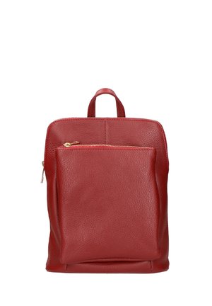 Rode leren rugzak met een textuurafwerking, voorzien van een voorzak met rits en een handvat aan de bovenkant voor gemakkelijk dragen.