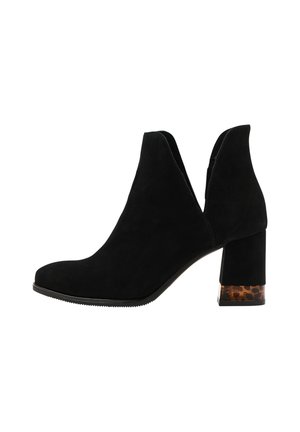 Mustad nahast ankle-kingad V-lõikega disainiga, millel on plokknina, mille põhjas on kilpkonnamuster.