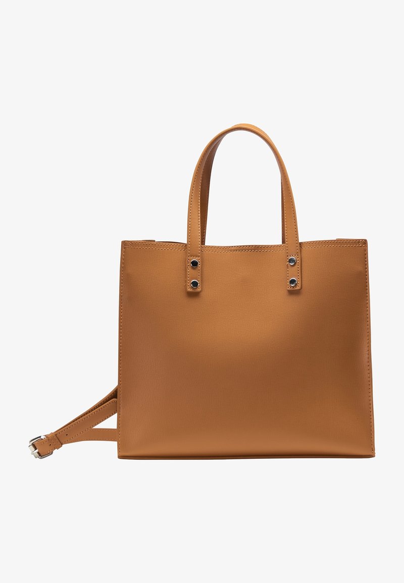 Sac cabas en cuir marron clair avec double poignée et bandoulière réglable, avec rivets et boucle en métal argenté.
