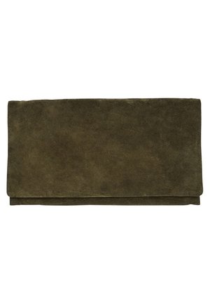 Pochette rectangulaire en daim vert olive foncé avec fermeture à rabat plié, sans quincaillerie ou ornements visibles.