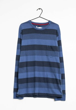Blauw en donkergrijs gestreept shirt met lange mouwen en een borstzak, hangend aan een zwarte kledinghanger tegen een witte achtergrond.