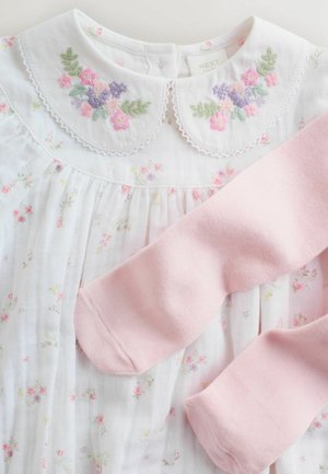 Hvid kjole med blomsterprint og broderet krave i lilla og pink, kombineret med bløde lyserøde sokker. Let stof, design med samlet skørt.