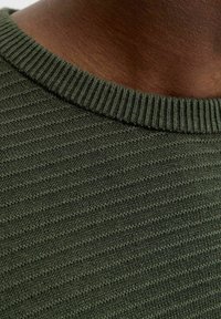 Pulover tricotat de culoare verde măsliniu, cu un guler rotund cu nervuri, având un model texturat și o imagine apropiată a detaliilor țesăturii.