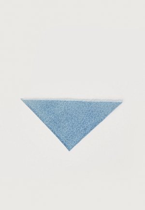 Μπλε τζιν μπαντάνα σε τριγωνικό σχήμα, με διακριτικό μοτίβο λεοπάρ και φινίρισμα με κρόσσια.