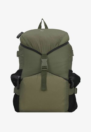 Olivenfarbene Rucksack mit abgerundetem Oberteil, Reißverschluss, verstellbaren Trägern und Netz-Seitentaschen. Texturiertes Gewebe mit strukturierter Gestaltung.