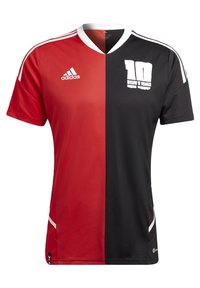 Camiseta de fútbol roja y negra de mangas cortas, cuello en forma de v, con rayas blancas en los hombros, gran número blanco "10" en el frente y logo de Adidas.