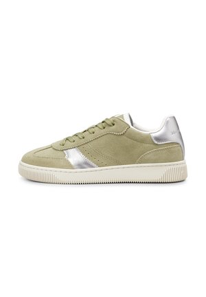 Lav-top sneaker med olivengrøn ruskindsoverdel, sølvmetal accenter, grønne snørebånd og en hvid gummisål med teksturerede kanter.