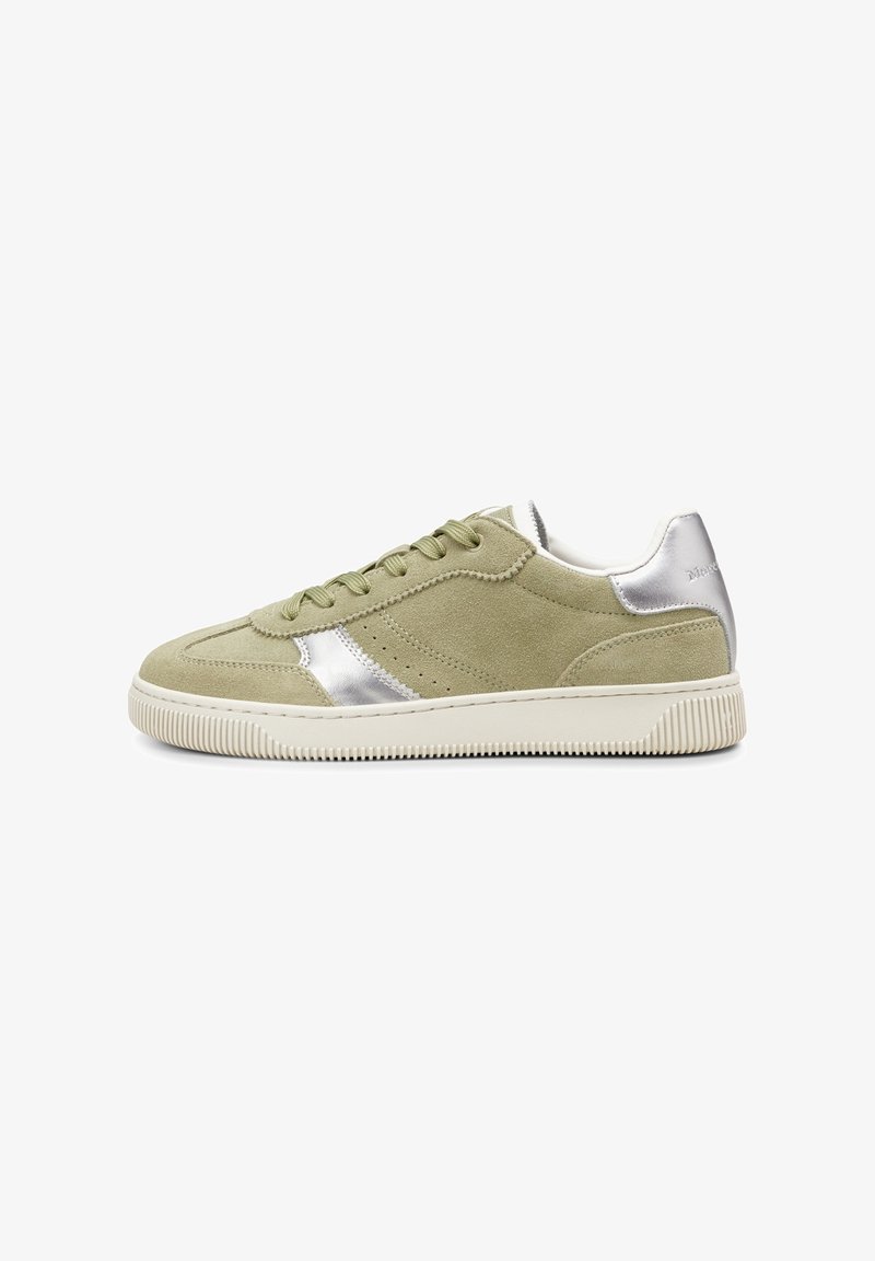Baskets basses avec tige en daim vert olive, accents métalliques argentés, lacets verts et semelle en caoutchouc blanche avec bords texturés.