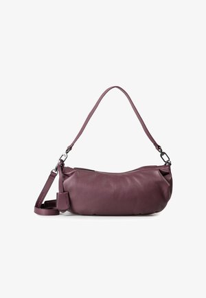 Burgunderfarbene Lederhandtasche mit einer weichen, strukturierten Oberfläche. Verfügt über einen langen, verstellbaren Trageriemen, einen Reißverschluss und ein minimales Design.