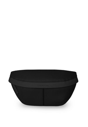 Sac noir en tissu texturé avec une bande lisse en haut. Le design est arrondi et présente un branding minimal à l'avant.