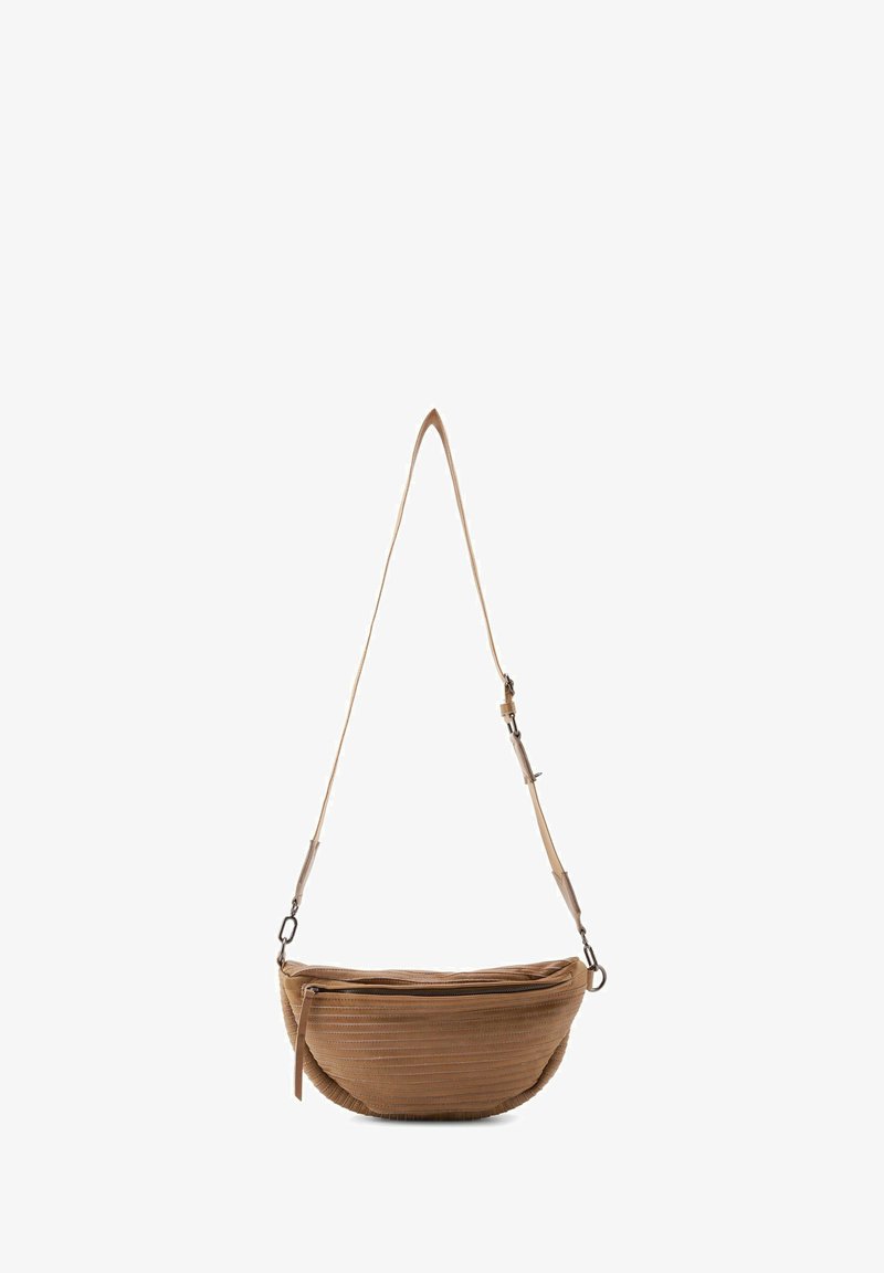 Borsa a tracolla curva marrone realizzata in materiale testurizzato. Cinghia regolabile e dettaglio con zip nella parte superiore. Forma compatta con un design plissettato.