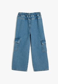 Pantalones cargo de mezclilla azul claro con cinturilla elástica, silueta de pierna ancha, dos bolsillos laterales y un acabado limpio en el dobladillo.