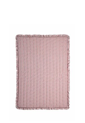 Červeno-biely kockovaný látkový gingham so volánikmi na okrajoch, rozložený na bielom pozadí.