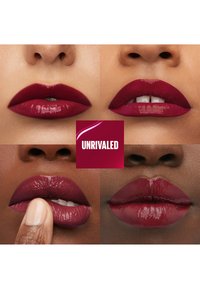 Fyra närbilder av läppar i olika nyanser av djup burgundy med matt och glansig finish, med en central grafik märkt "OMTALAD."