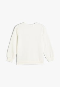 Sudadera de color crema con mangas largas, cuello redondo y puños acanalados. La tela parece suave y lisa sin patrones visibles.