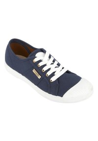 Sneaker in tela blu con punta in gomma bianca, occhielli dorati e lacci bianchi. Presenta una soletta color sabbia e una piastra con logo sul lato.