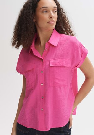 Pink short-sleeve shirt with a crinkled texture, button-down front, and two chest pockets. Casual fit with a slightly curved hem.