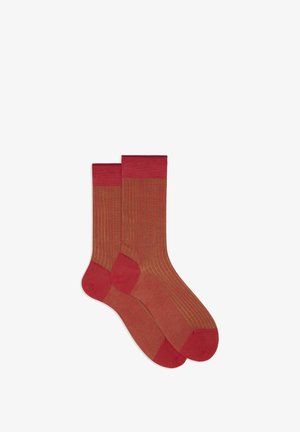 Rot und grün gestreifte Socken mit gerippter Textur, verstärktem Fersen- und Zehenbereich sowie einfarbigen Bündchen. Zwei Paar sind zusammen dargestellt.