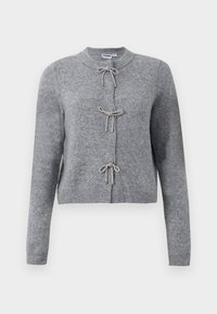 Sivи pletenи cardigan z okroglim ovratnikom, ki ima tri dekorativne pentlje kot zapiranje ter rebrastimi manšetami in robom. Mehka tekstura.