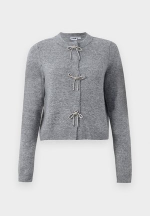 Grijze gebreide cardigan met een ronde halslijn, voorzien van drie decoratieve strikken als sluitingen en geribde manchetten en zoom. Zachte textuur.