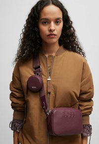 BOSS ADDISON CROSSBODY - Axelremsväska - dark red five