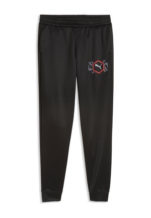Schwarze Sporthose mit elastischem Bund und Puma-Logo in einem roten Hexagon auf dem oberen linken Oberschenkel.