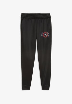 Sorte atletikbukser med elastisk taljebånd og Puma-logo inde i en rød sekskant på den øverste venstre lår.