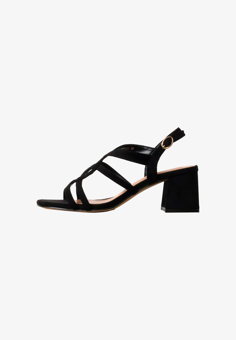 Sandale noire à bout ouvert avec plusieurs brides, talon bloc moyen et fermeture à boucle à la cheville.