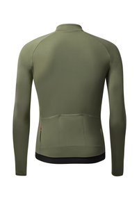 Camisa de manga larga verde oliva con cuello alto, textura suave, hombros redondeados y dobladillo negro; cuenta con compartimentos de bolsillo en la parte posterior.