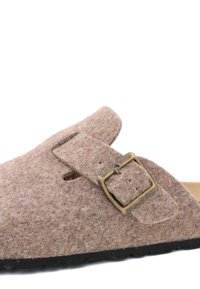 Sabots en feutre marron avec une large sangle, dotés d'une boucle en métal réglable et d'une semelle intérieure profilée, montés sur une semelle extérieure en caoutchouc noir.