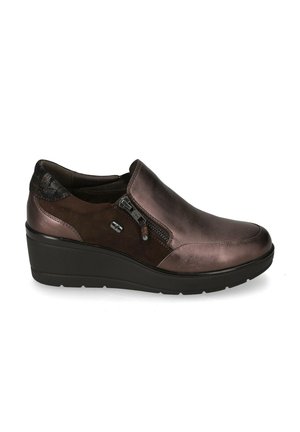 Scarpe slip-on marroni scure con una finitura in pelle metallica liscia, dettaglio con zip laterale, suola a cuneo e accenti in tessuto texturizzato.