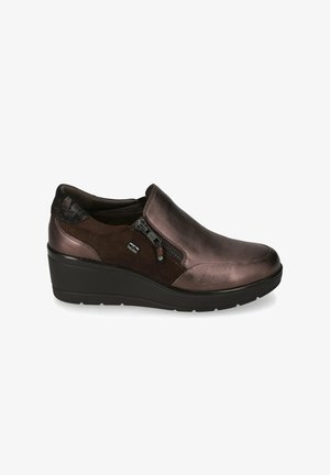 Scarpe slip-on marroni scure con una finitura in pelle metallica liscia, dettaglio con zip laterale, suola a cuneo e accenti in tessuto texturizzato.