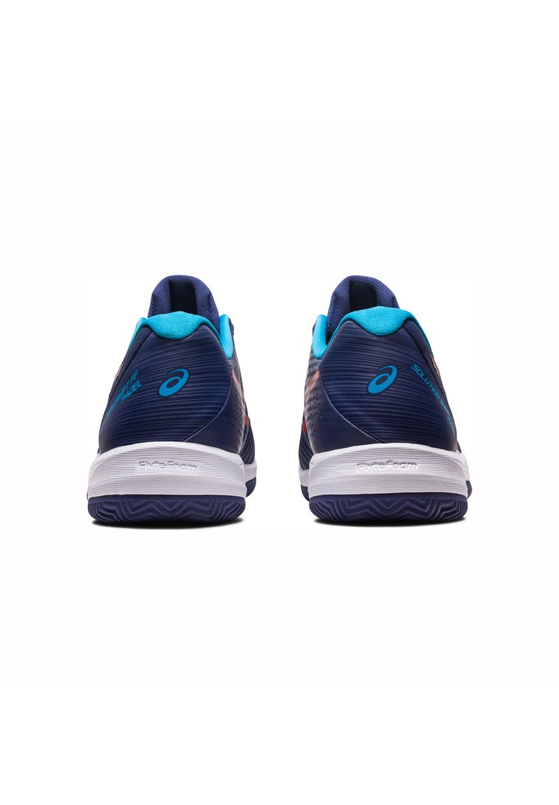 Scarpe sportive blu con tomaia testurizzata, collare imbottito e suola bianca con un motivo di battistrada unico. Logo del marchio visibile sui lati.