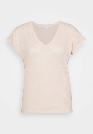T-shirt à manches courtes et col en V, en tissu doux de couleur rose clair. Design texturé avec une coupe décontractée. Style minimaliste, sans motifs ni accents visibles.