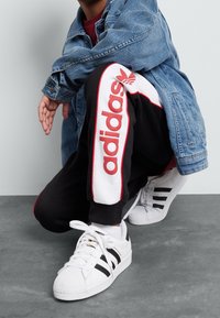 adidas Originals PANTS JUNIOR UNISEX - Träningsbyxor - black/better scarlet