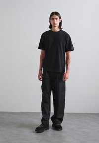 Han Kjøbenhavn Jednoduché tričko - anthracite black