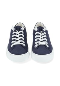 Ναυτικό μπλε αθλητικά παπούτσια με λεία ύφασμα επάνω, λευκή καουτσούκ σόλα και αντίθετες λευκές κορδόνες. Στρογγυλή μύτη και απλός σχεδιασμός οπών.