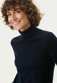 Navyfarbener Rollkragenpullover aus weichem Strickstoff. Enganliegendes Design, gerippter Kragen und glatte Textur ohne sichtbare Muster oder Verzierungen.