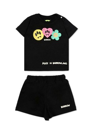 Czarny dwuczęściowy strój dziecięcy z grafikami uśmiechu, serca i kwiatu na koszulce oraz napisem "Barrow" na obu częściach.