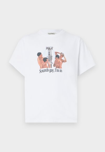 Fehér póló grafikával, amelyen négy ing nélküli ember zuhanyzik egy kültéri zuhany körül, alatta a „Sounds gay, I'm in“ felirat.
