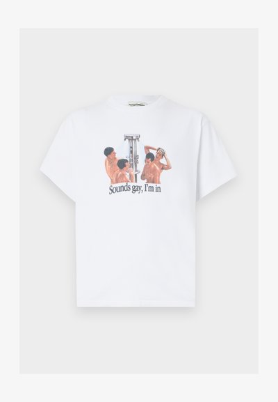 Fehér póló grafikával, amelyen négy ing nélküli ember zuhanyzik egy kültéri zuhany körül, alatta a „Sounds gay, I'm in“ felirat.