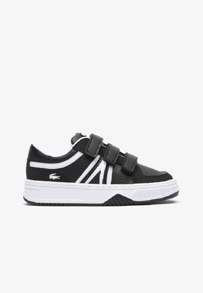 Sneakers noir et blanc avec une tige en cuir texturé, dotées de deux bandes Velcro, d'une semelle intermédiaire blanche et d'une semelle en caoutchouc avec un motif de traction.