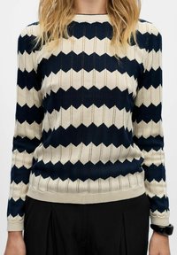 Gestickter Pullover mit Zickzackmuster in Marineblau und Creme, mit langen Ärmeln, gerippten Bündchen und Rundhalsausschnitt.