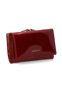 Rote Geldbörse aus Lackleder mit glatter Oberfläche, goldakzentuiertem Verschluss und geprägt "VENEZIA" Logo. Kompaktes, rechteckiges Design.